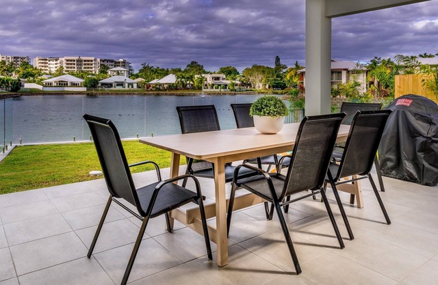 New 3 bedroom lakeside villa with tennis court and lap pool