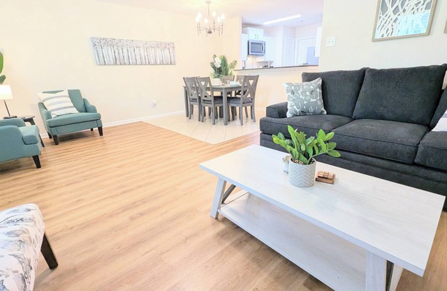 NEW 3 BR Charming Retreat for 8 Fully Equipped Minutes from Katy & Fulshear