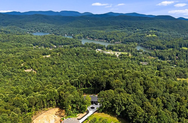 New 5-bedroom modern mountaintop home next to apple orchard near Hendersonville,