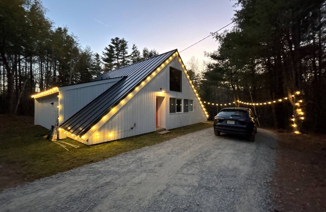 New! 7 min to Stratton access road, HotTub, Sauna EV