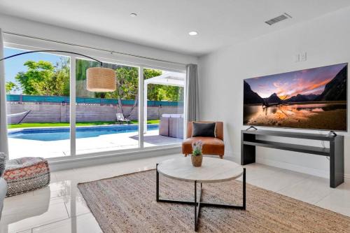 New cheerful villa, Pool, Spa, Mini Golf, Game room, Fire pit next to Disneyland