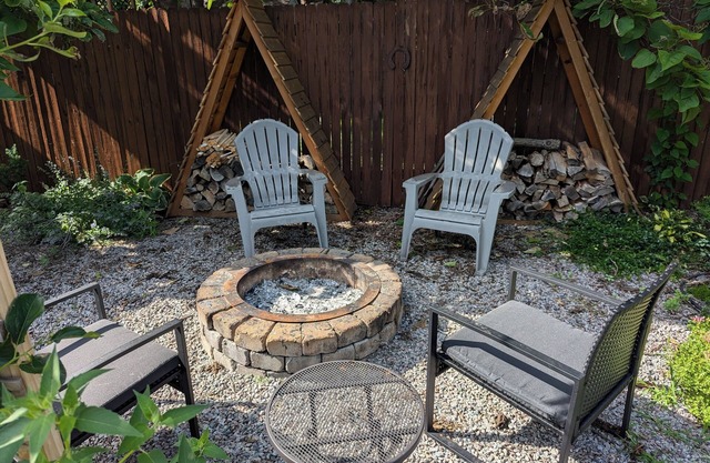 New Crib on the Block, a 90s pad! A respite for the weary time traveler.