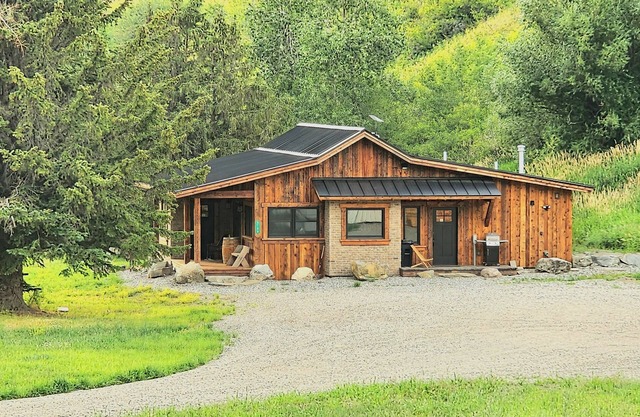 New Guest Ranch Farmhouse Lodge Fully Remodeled & Comfort w/Mtn Views & trails