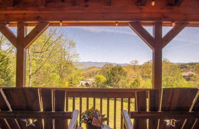 NEW! Luxury cabin close to all amenities, hiking, fishing, kayaking, & workspace!