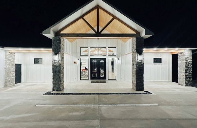 New LUXURY LAKEFRONT home! Sleeps 17 w/private baths,bunks,games,dock,parking!