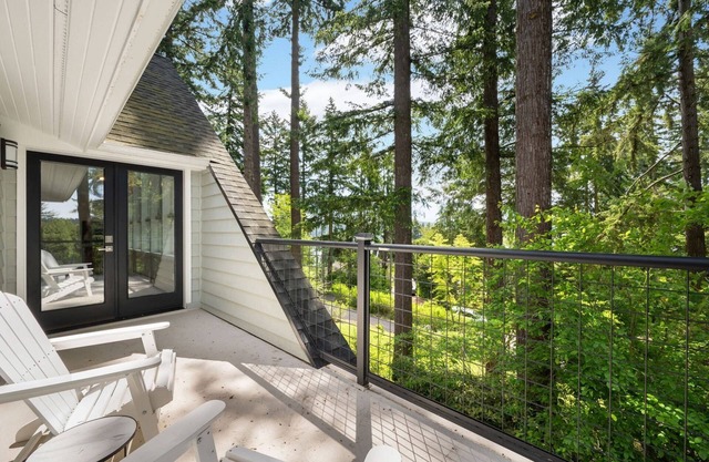 New! Renovated retreat 13 miles to Seattle TV/foosball room, Outdoor Grill, Fireplace, Sport Court