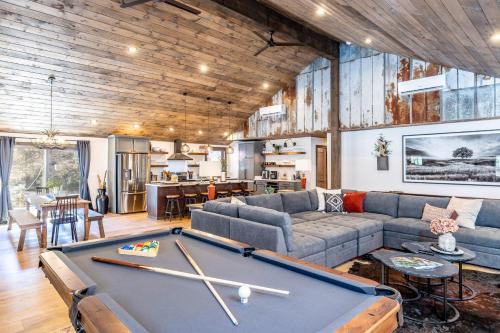 New Rustic Luxe Cabin Billiards Spa Near GSMNP