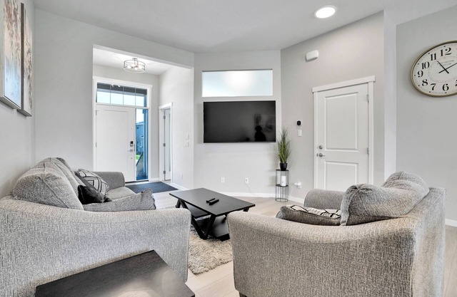 New Stylish 6BDR/8BED/4.5BATH/Well Equiped For Remote Work/Games