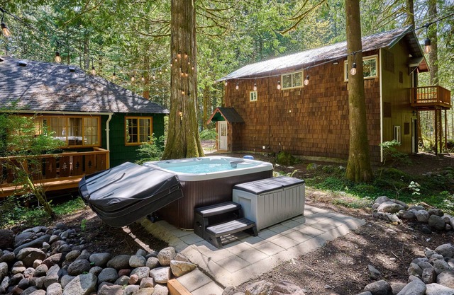 NEW - Two Cabins One Epic Getaway! Hot Tub, 9 beds/Fast Wifi/AC/2 Kitchens