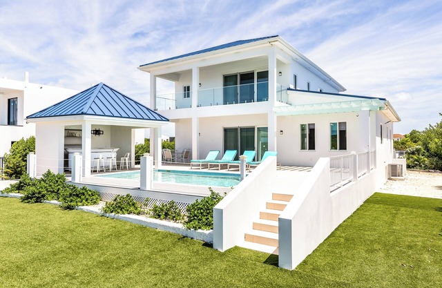 New Unique Villa Blue Top! 4 Bedrooms Waterfront with Kayak