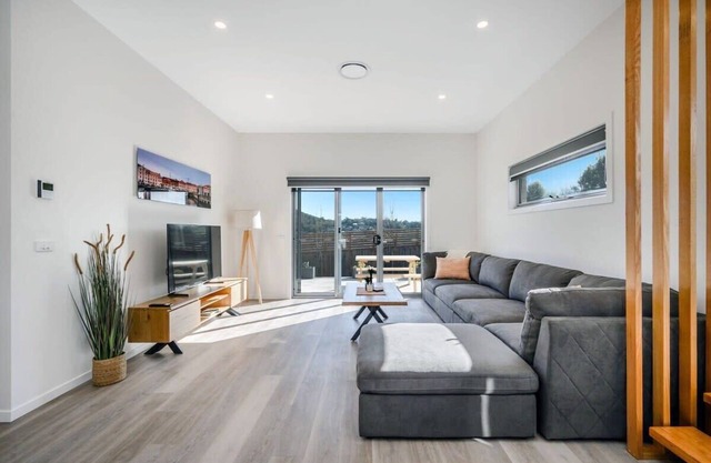 NEW Villa 9-10 Mins to CBD/Airpor-2 Bath -Sleeps 6.