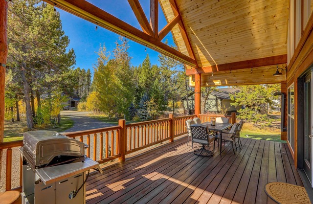 New - White Fir Adventures - Hot tub - Pet Friendly - Fire pit - Ample parking - Sleeps 10