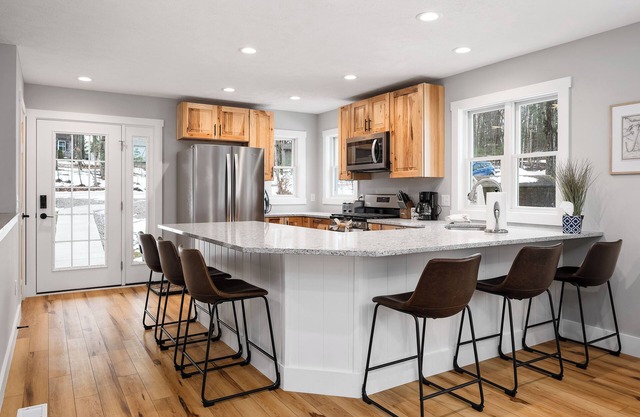 Newly built modern gem w/Sanford Lake access close to Traverse City & Dunes