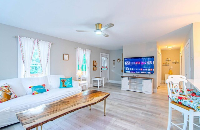 Newly remodeled luxury cottage with mountain views