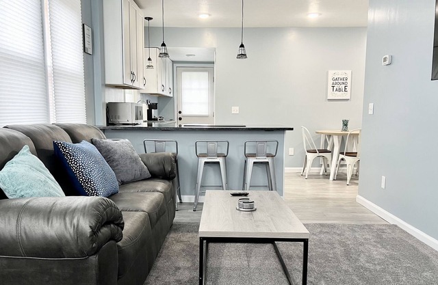 Newly Remodeled Willoughby-Mentor Lakeside House. Close to EVERYTHING!