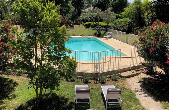 Newly renovated 5 person gite with large shared swimming pool, large garden in Provence