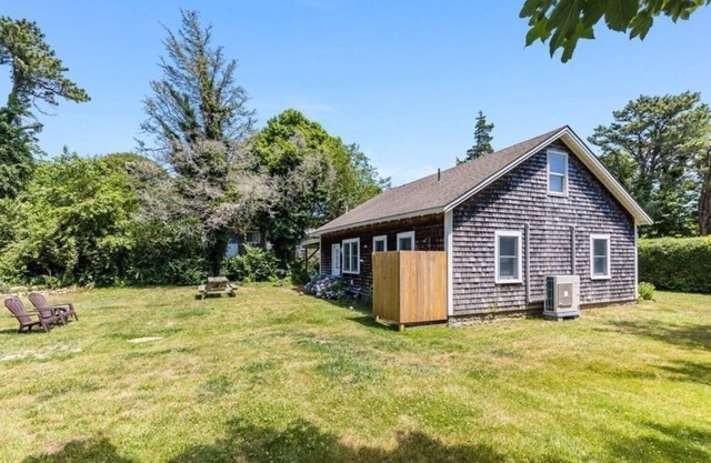 Newly renovated 2 bedroom cottage - walk to beach