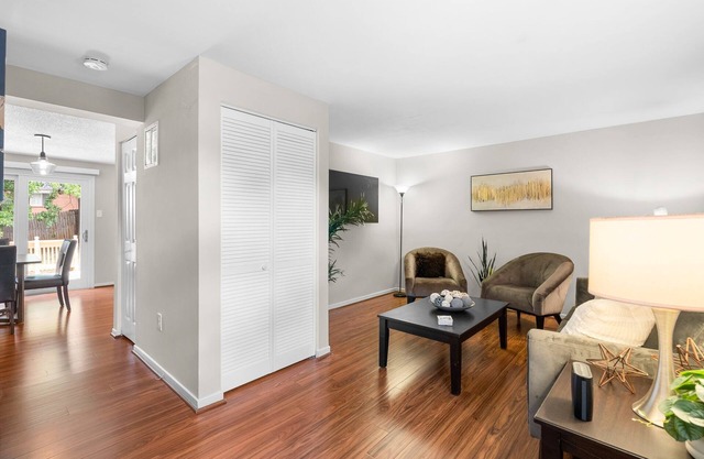 NEWLY RENOVATED & NEWLY FURNISHED Cozy 3BR TH IN CAPITOL HGTS