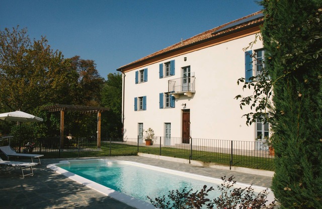 Newly Restored Traditional 19thc luxury farmhouse with pool. Suit large groups.