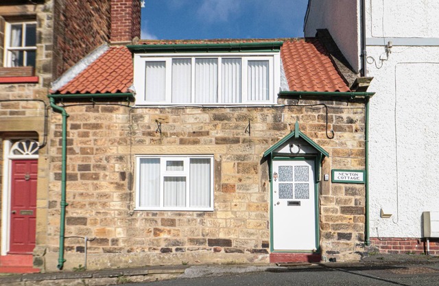 NEWTON COTTAGE, pet friendly, country holiday cottage in Fylingthorpe