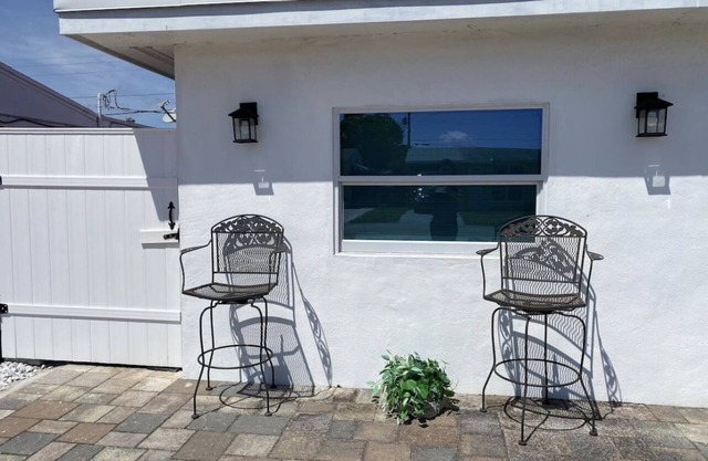 Next to Airport & Downtown