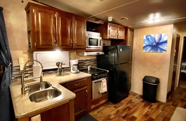 Nice 40’ RV with all modern conveniences, (full kitchen, bathroom, separate bedroom), in private Resort/campground, pool, hot tub, sauna, clubhouse available to all guests.