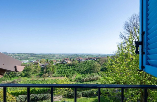 Nice apartment in villa for 5 people with WIFI, pool, TV, patio and pets allowed
