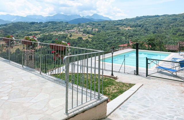 Nice apartment in villa for 5 guests with WIFI, pool, terrace and pets allowed
