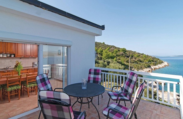 Nice apartment in Drvenik Veliki