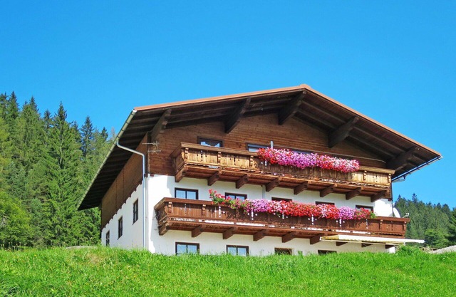 Nice apartment in villa for 4 guests with WIFI, patio, pets allowed and panoramic view
