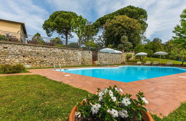 Nice apartment in villa for 8 people with WIFI, private pool, terrace and pets allowed