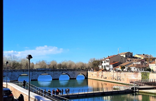 Nice,bright,with view of canal and Roman bridge,free parking-wifi-A/C