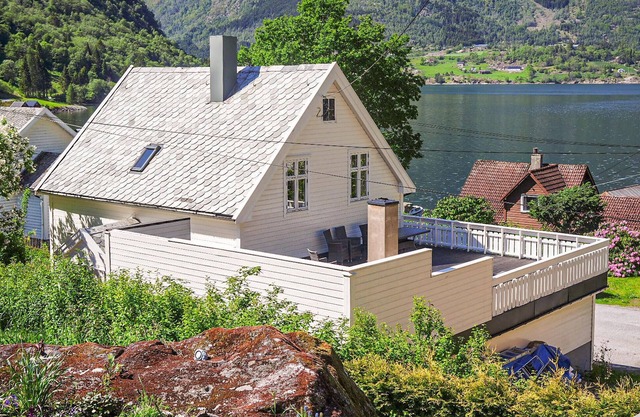 Nice home in Vik I Sogn with jacuzzi