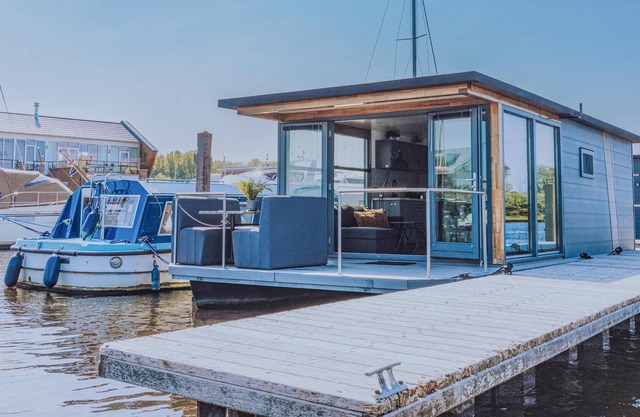 Nice houseboat in central location