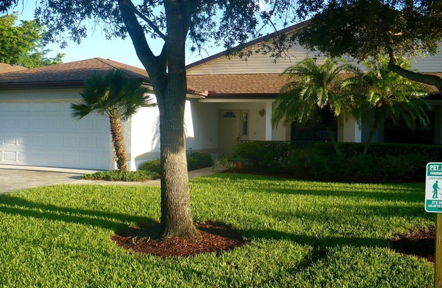 Nicely Furnished 3 Bed/2 Bath Villa, Near Shopping, Dining, & Beaches.