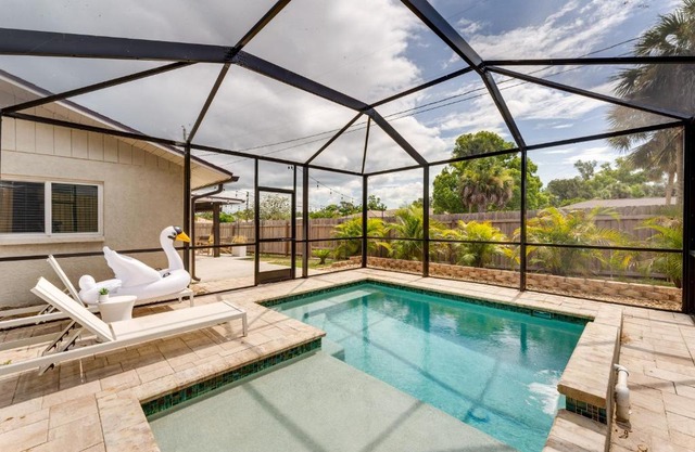Nokomis Home with Screened Pool, 3 Mi to Beaches!