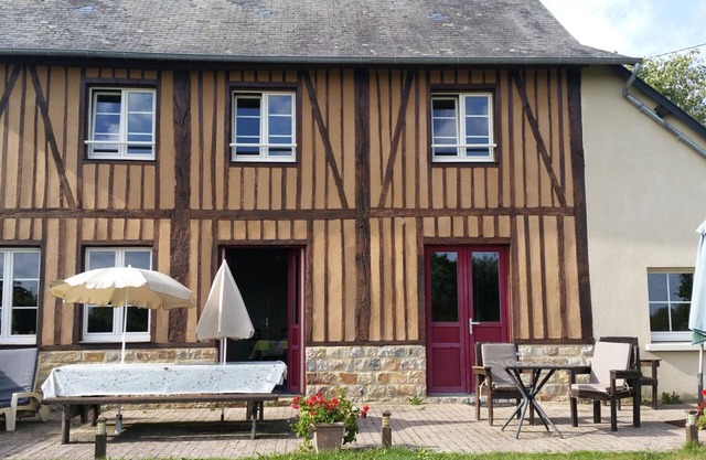 Norman house with fireplace, pets allowed in Barenton