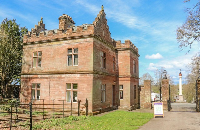 NORTH LODGE, pet friendly, with hot tub in Appleby-In-Westmorland