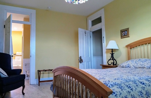 Nostalgic en suite room in historic railroad inn and town