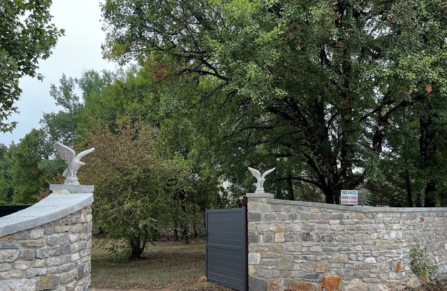 Noyer, holiday home in residence with swimming pool