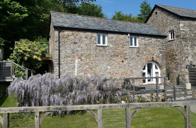 Nutcombe Cottage | Dog Friendly | Own garden | Quiet & Secluded | Beach 2 miles