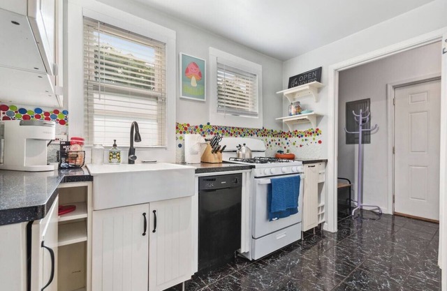 Oak Park IL · Charming Retro 2BR Cottage/Train/Laundry/FREE PKG