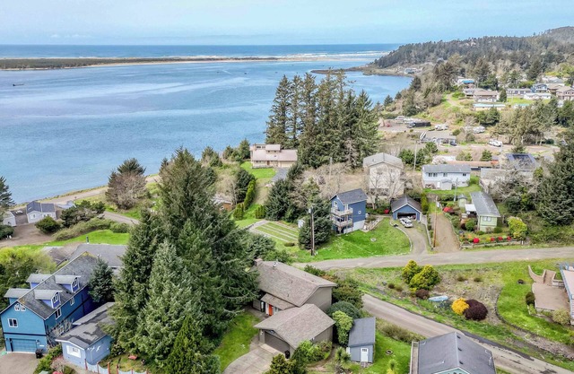 Ocean and Bay View, Two Living Spaces, Hot Tub, Ping-Pong