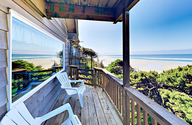 Oceanfront Cottage on the Central Oregon Coast - 10 Minutes to Newport