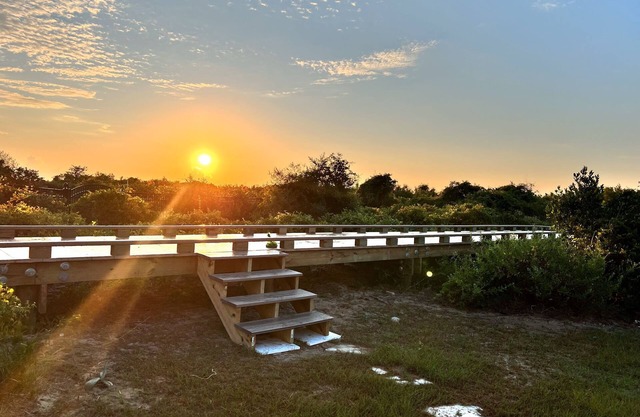 Oceanfront Home, Stunning Views, Sun Deck, Screened Porch, Walk to restaurants!