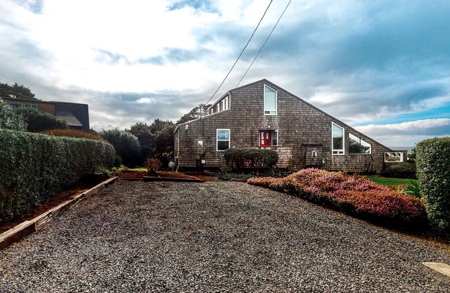 Oceanfront Home w/Private Hot Tub, Ocean Views, Fireplace & Beach Access Path