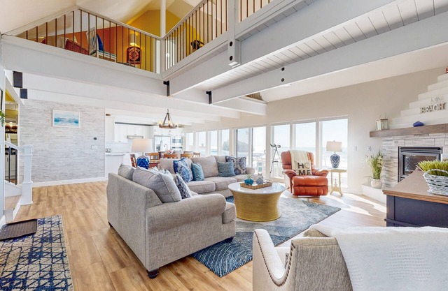 Oceanfront home with incredible Pacific view, private hot tub, deck grill & W/D