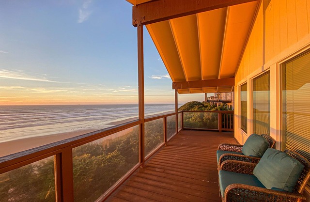 Oceanfront Home with Private Deck & Water Views, Full Kitchen, Free WiFi