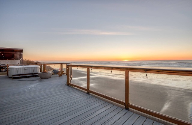 Oceanfront, Pet Friendly, Amazing Views from the 600 Sq Ft Deck!