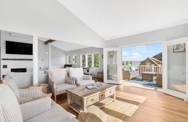 Oceanview Home | Walk to Beach | Near Newport